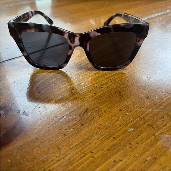 Chic Tortoiseshell Square Sunglasses - Picture 2 of 5